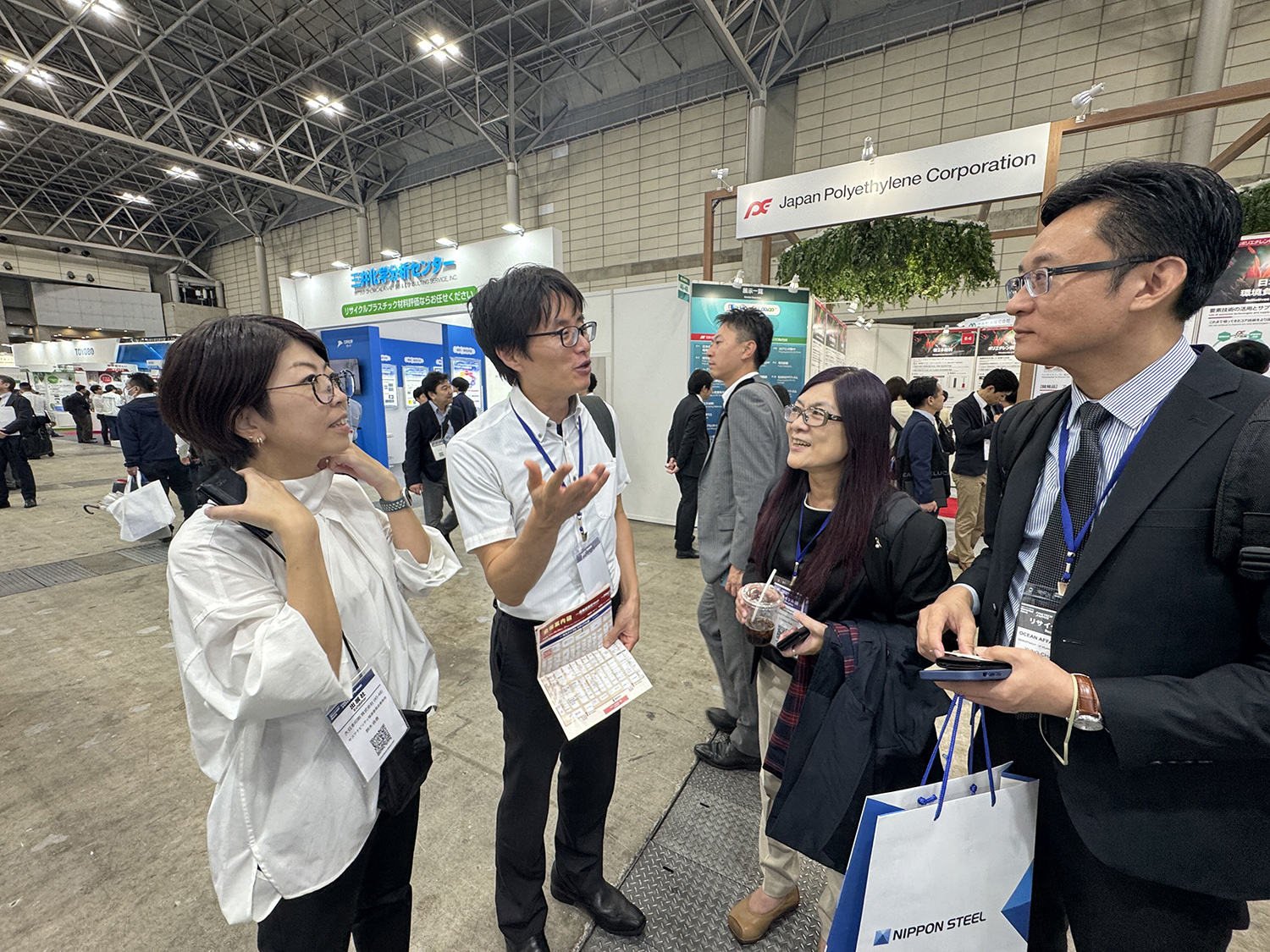 海委會由海保署李副署長(右二)代表於「2024東京永續應用環保材料展」與大日本印刷公司代表交流。