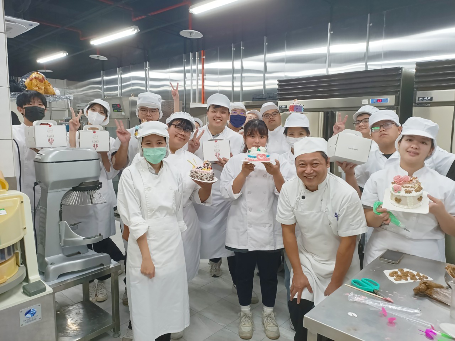 學生發揮創意，加上水果、餅乾，製作獨一無二的生日蛋糕。