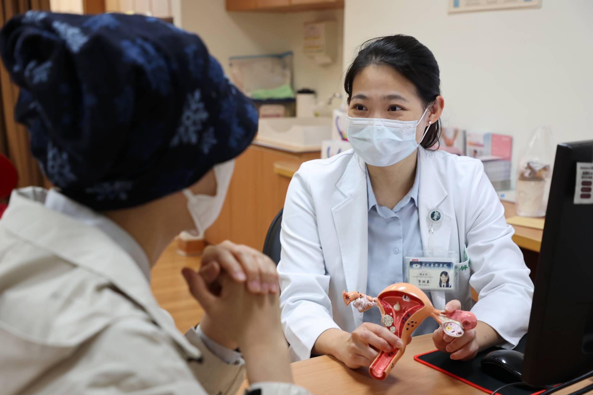 花蓮縣醫師公會理事長周朝雄表揚花蓮慈院婦產部婦科主任李佩蓁醫師獲得第二十六屆優良醫師的肯定。