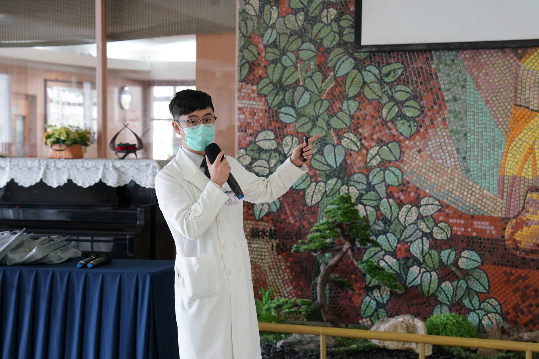 花蓮縣醫師公會理事長周朝雄表揚花蓮慈院腎臟內科鄧子聰醫師獲得第二十六屆優良醫師的肯定。