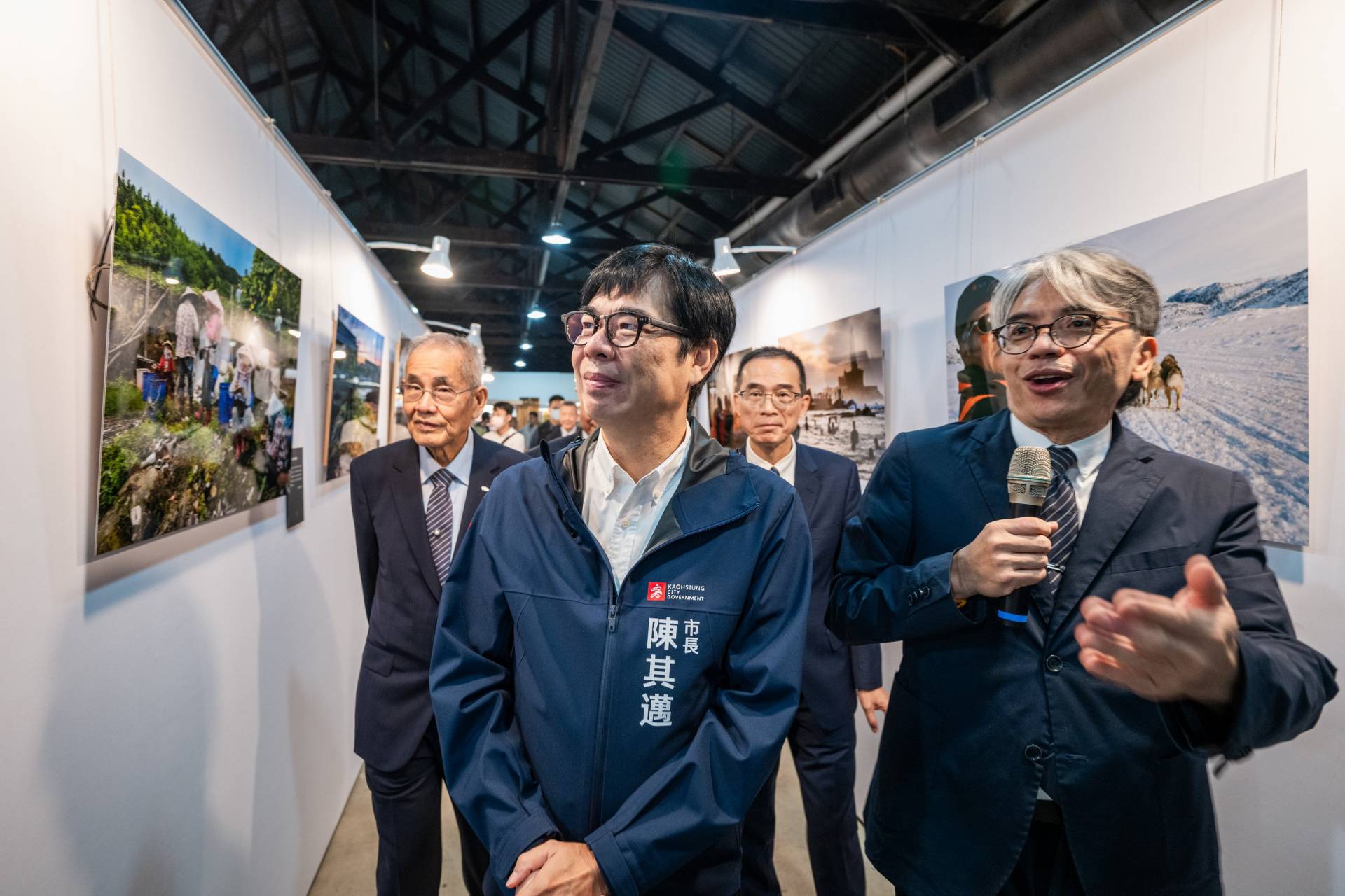 《經典》總編輯王志宏為高雄市長陳其邁做簡短的導覽
