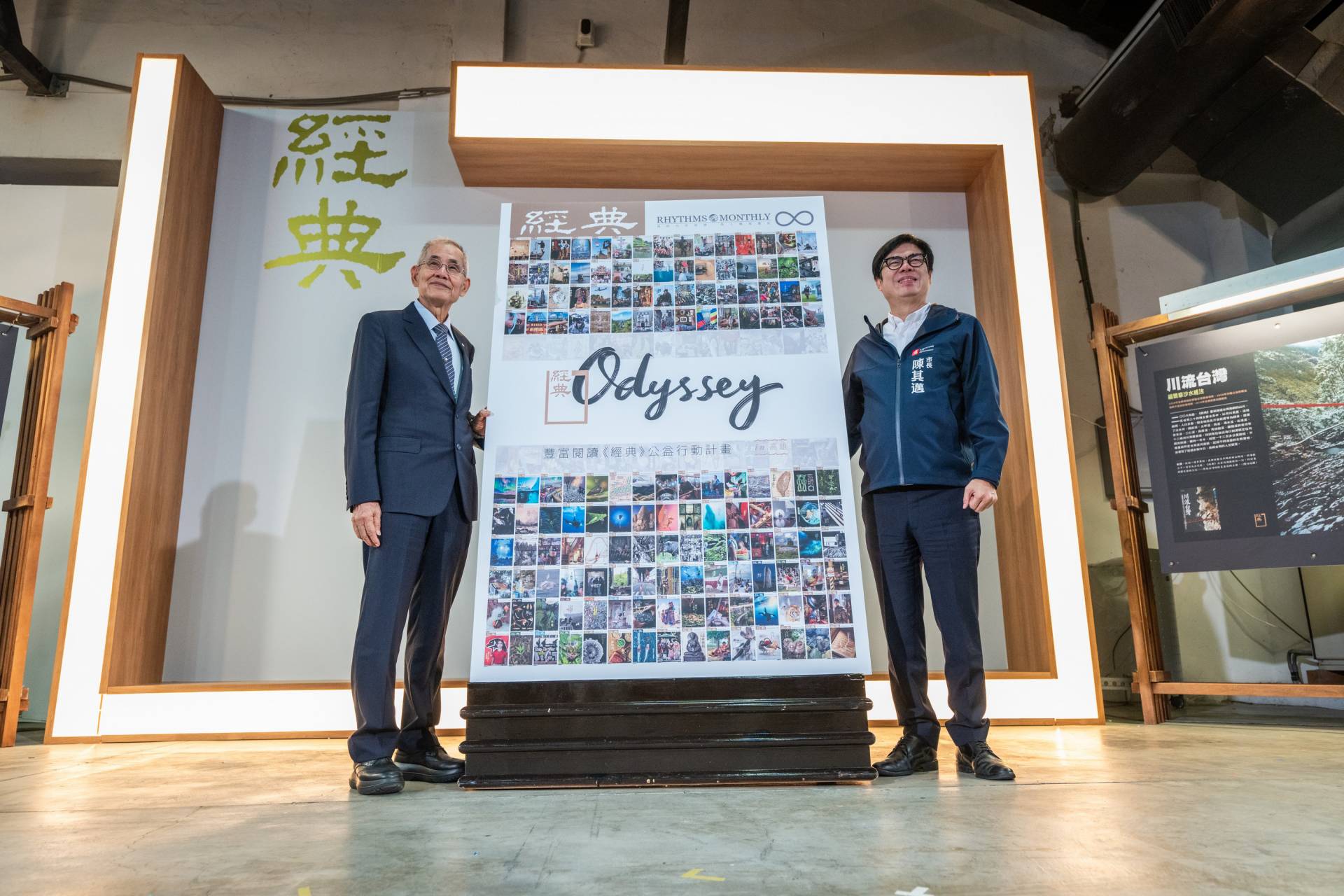 前交通部長，現任慈濟傳播人文志業基金會董事蔡堆代表贈書給高雄市