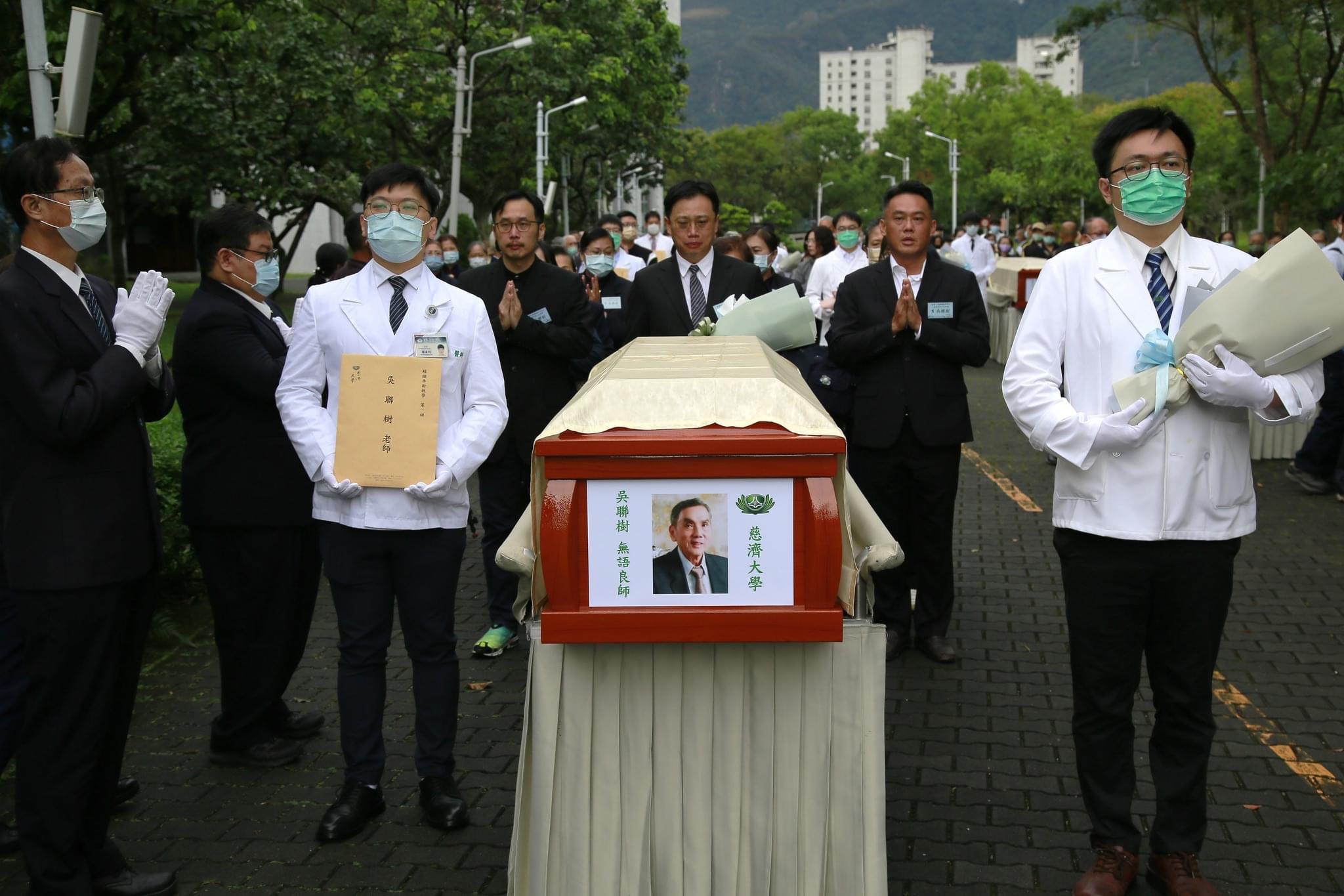 吳明哲醫師感恩父親吳聯樹老師行誼