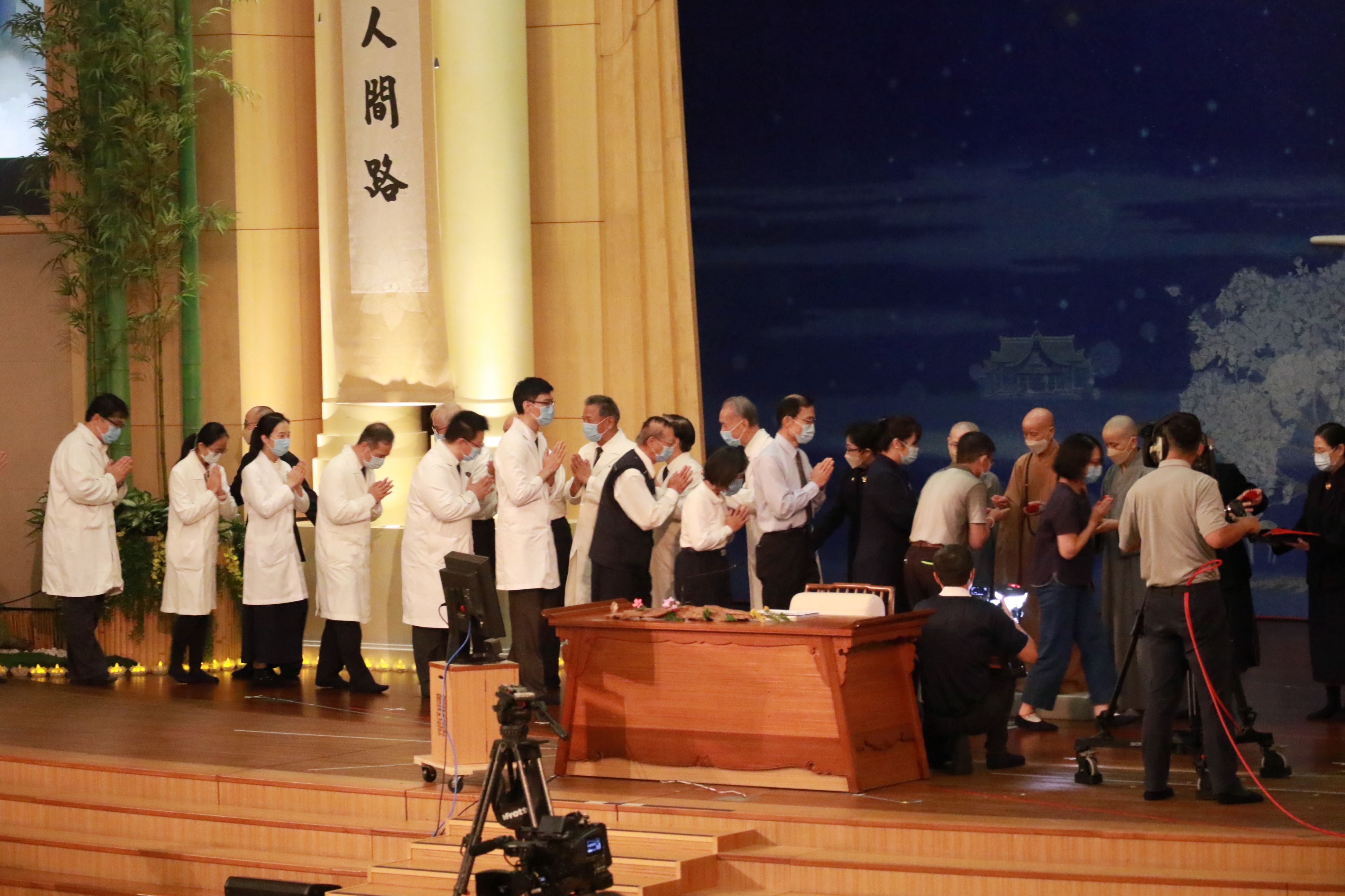 證嚴法師為新進委員、慈誠、榮董及慈濟教聯會老師授證。