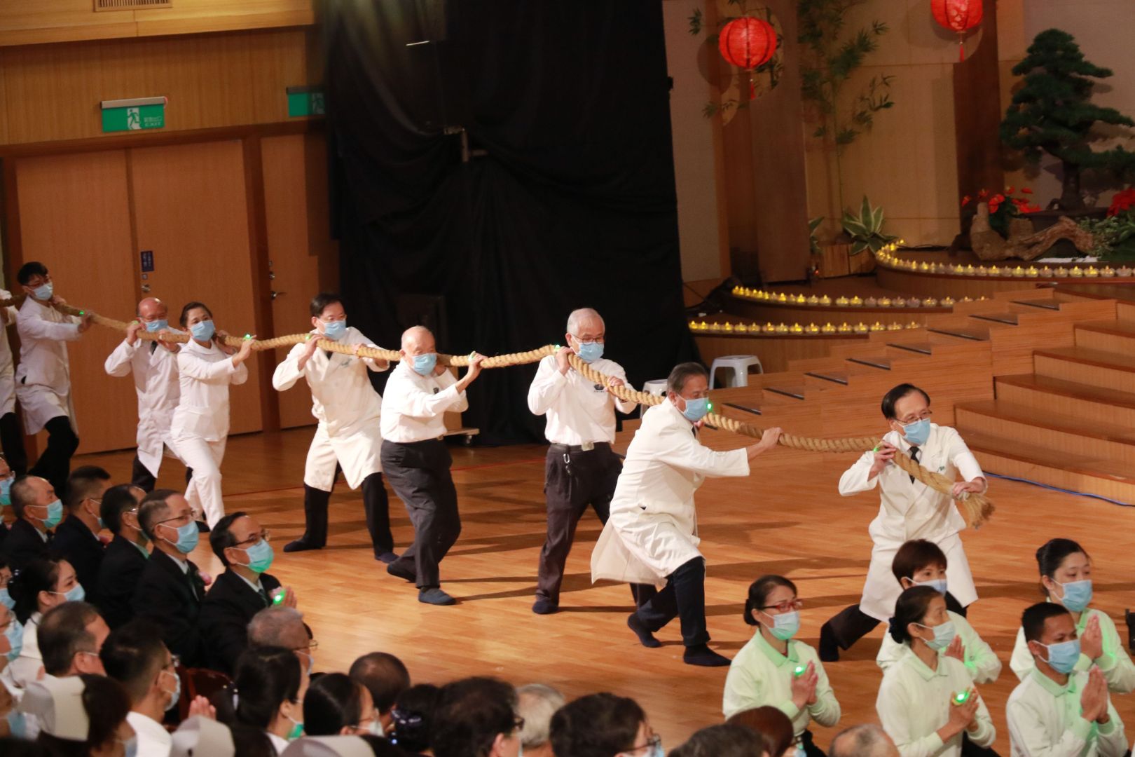 （右起）台中慈院院長簡守信、沙鹿光田醫院院長陳子勇、竹山秀傳醫院榮譽院長謝輝龍以及慈濟中區仁醫會召集人紀邦杰醫師領頭以拉縴苦行表達醫護人員拔苦救難精神。