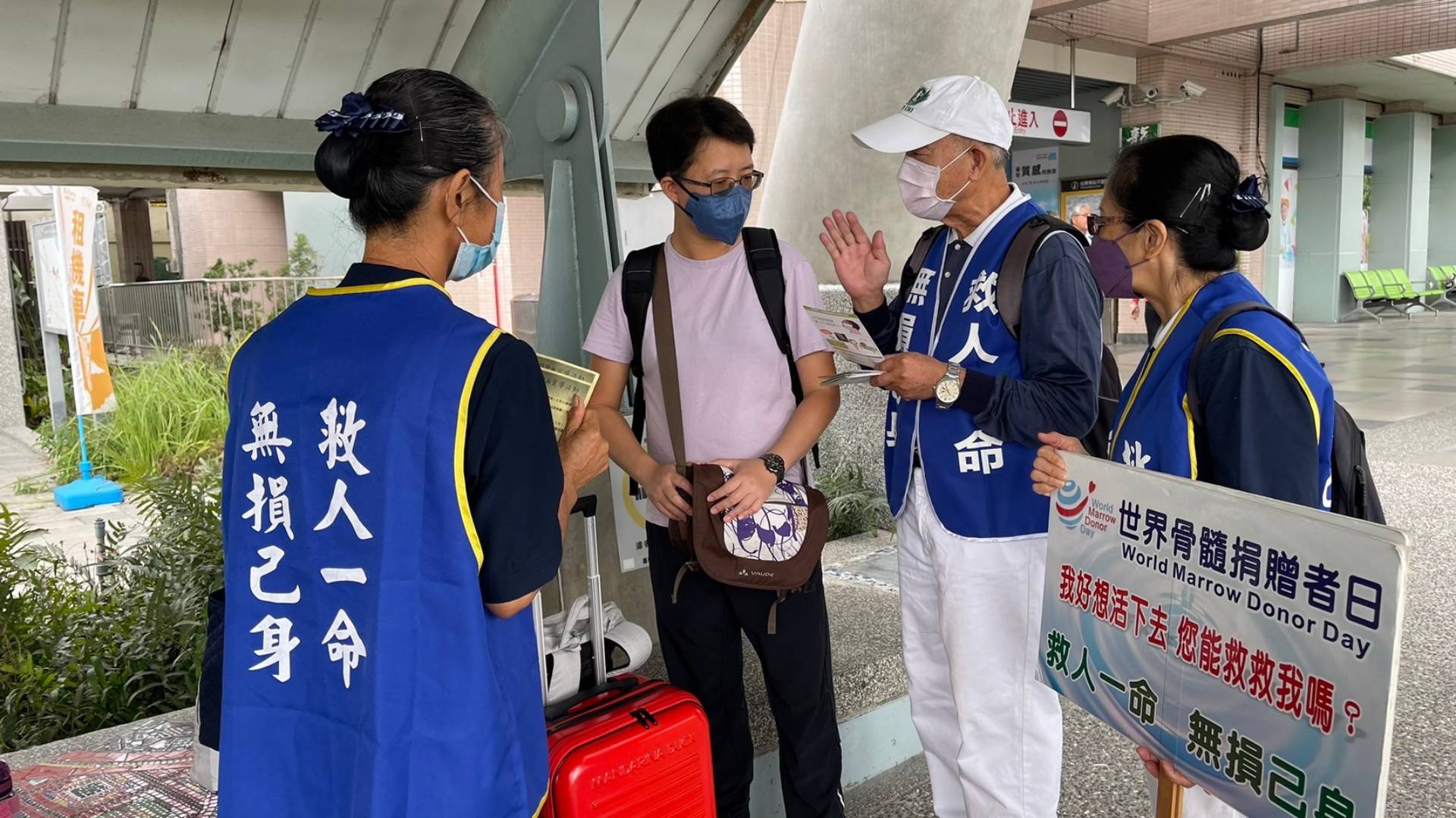活動前夕，志工穿梭在臺東的大街小巷，在四維夜市、火車站等熱鬧地段，向每一位路人傳遞著生命的訊息。