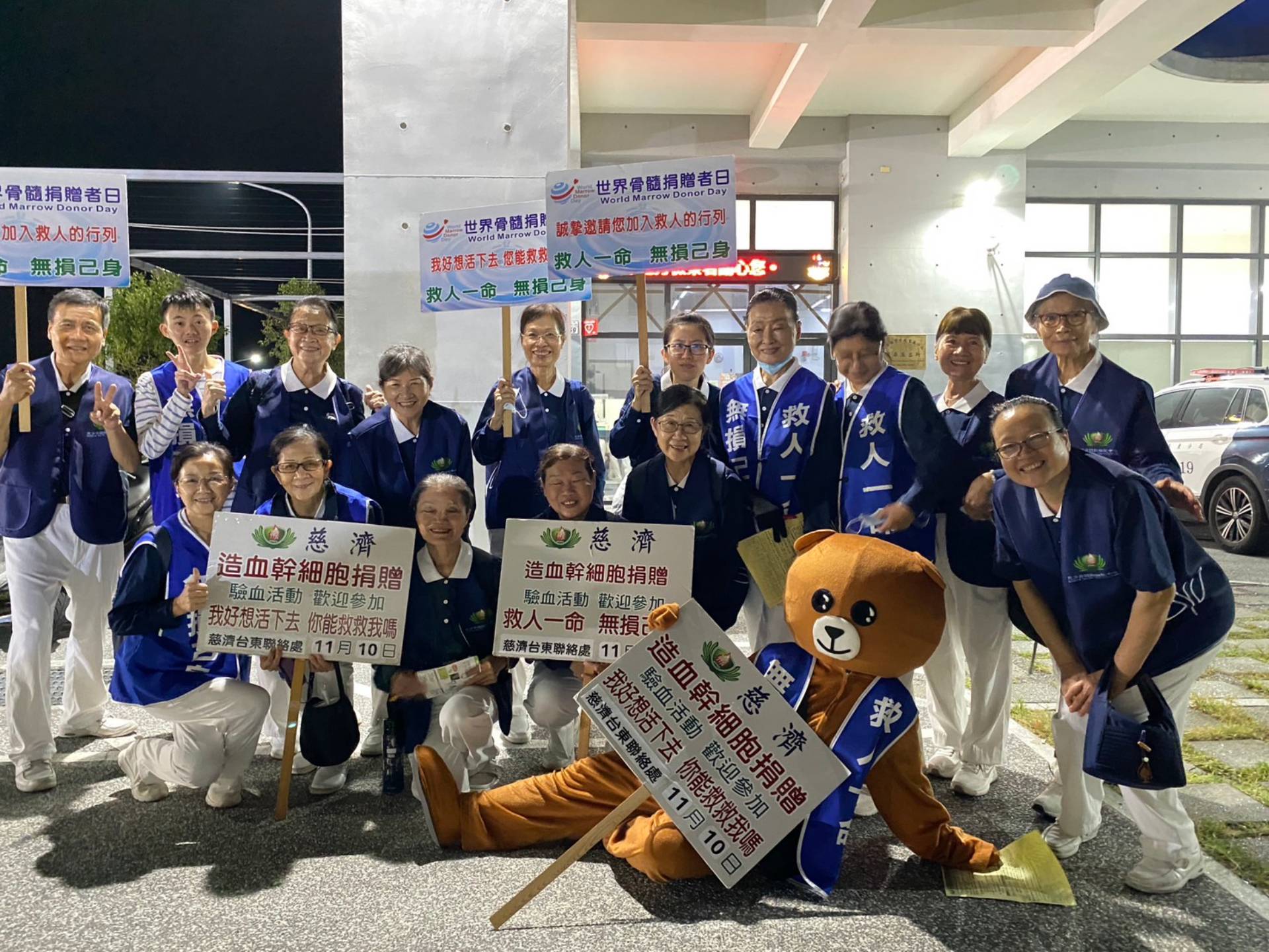 活動前夕，志工穿梭在臺東的大街小巷，在四維夜市、火車站等熱鬧地段，向每一位路人傳遞著生命的訊息。