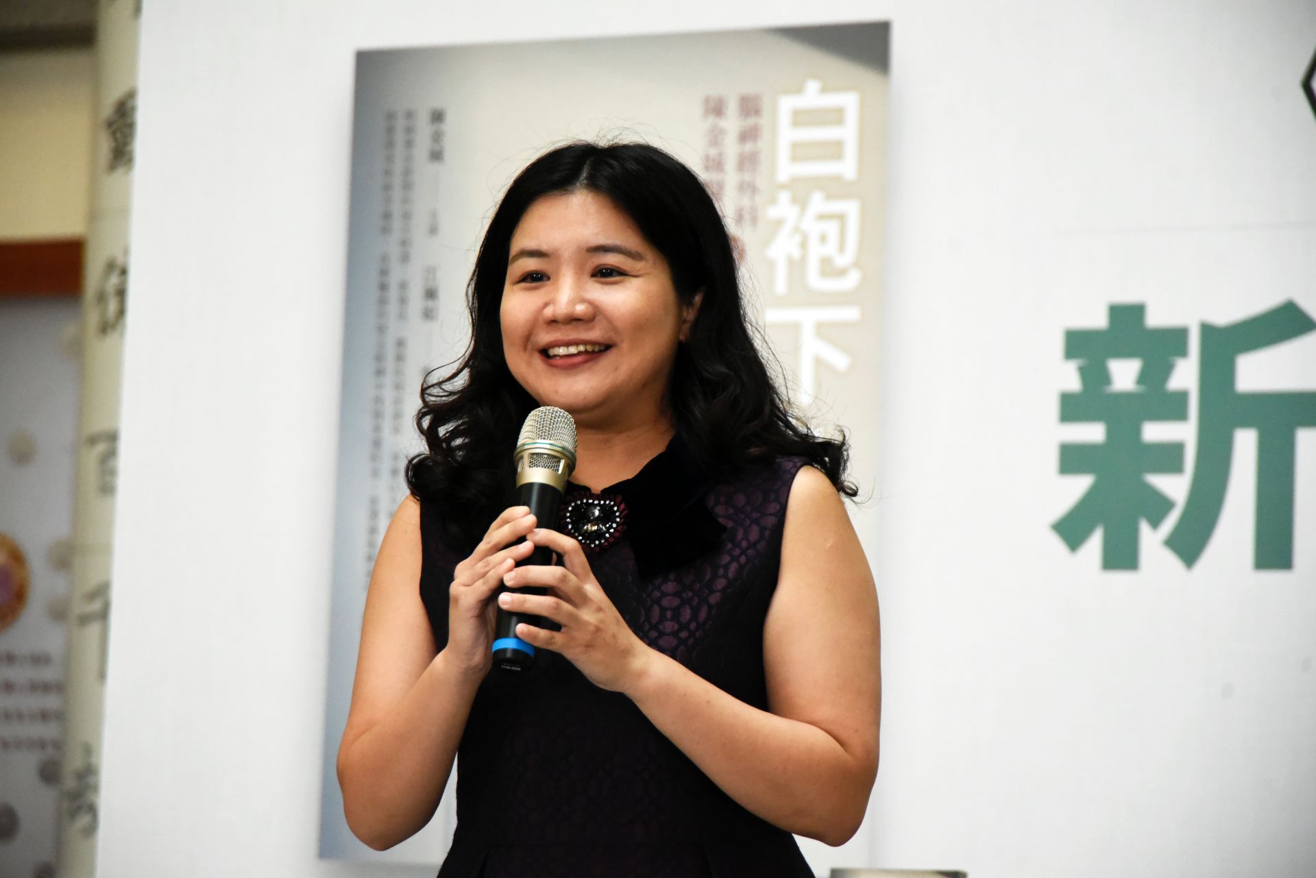 陳姓美語女教師六年前因左腳無力，呈現垂足症狀，由陳醫師手術後重返校園教書