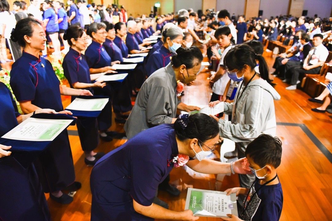 2024年邁入第十五年的大高雄地區新芽獎學金頒獎典禮在高雄靜思堂舉行，共計有715位優秀學子獲得殊榮。