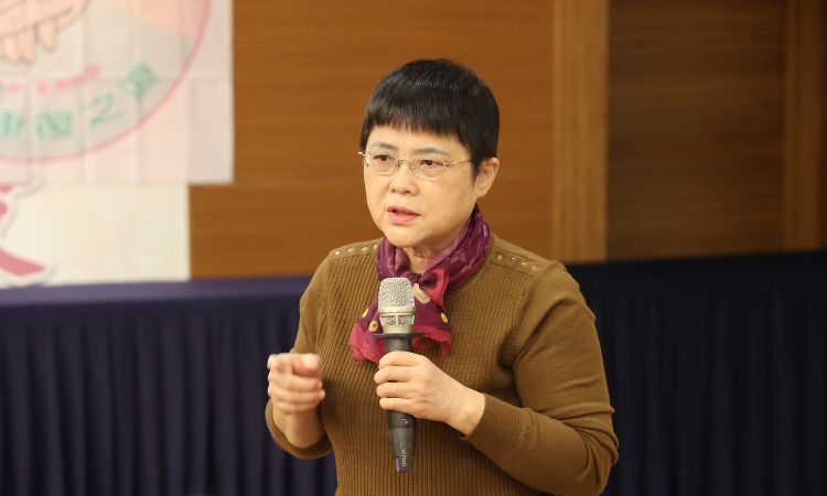 TBCA乳癌病友協會黃淑芳理事長說，各位姊妹們不是孤單一人，醫療團隊與病友彼此手拉手互相支持一起勇敢對抗病魔。