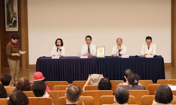 講座最後的醫病座談會，由醫療團隊詳細為乳癌病友及家屬解惑。