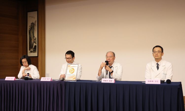 醫病座談會，由醫療團隊詳細為乳癌病友及家屬解。