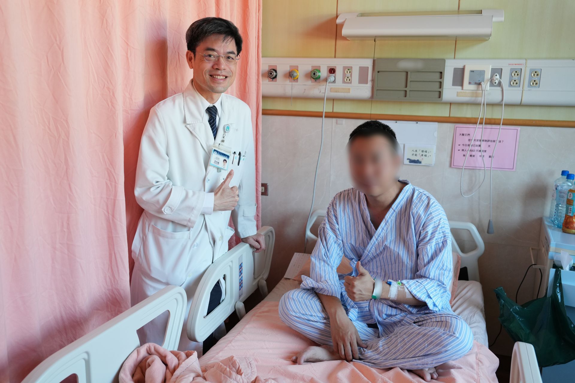  一位中年男子(右)因右側乳房明顯比左側大，困擾多年，日前到花蓮慈濟醫院乳房外科門診找吳柏鋼醫師(左)治療。