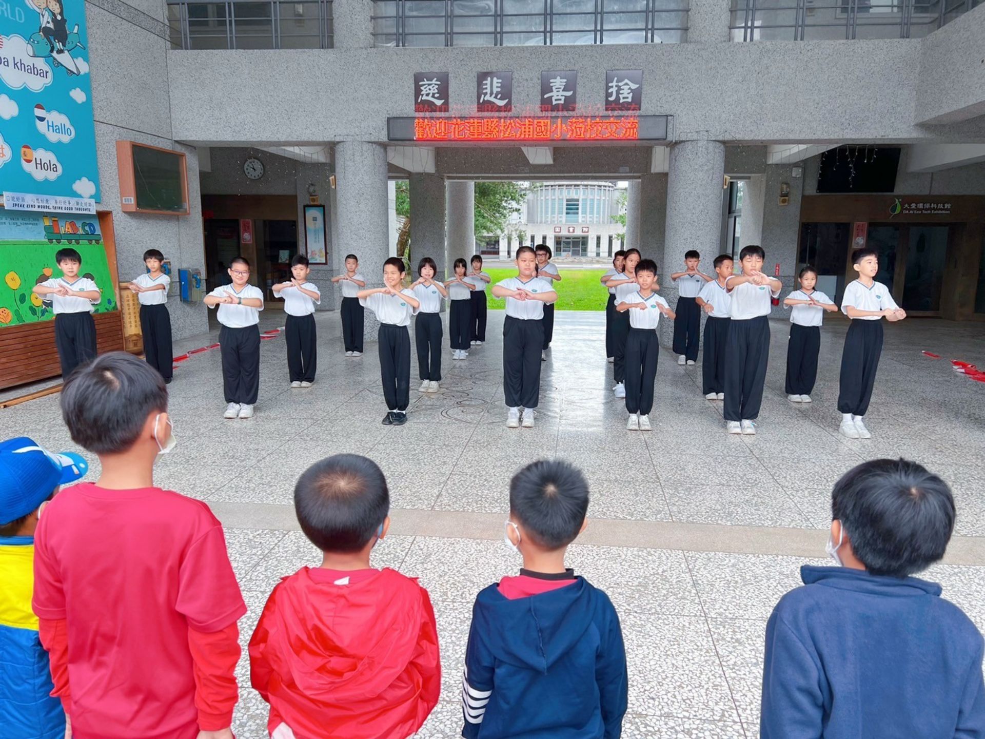 慈小國術隊學生以行願熱烈歡迎