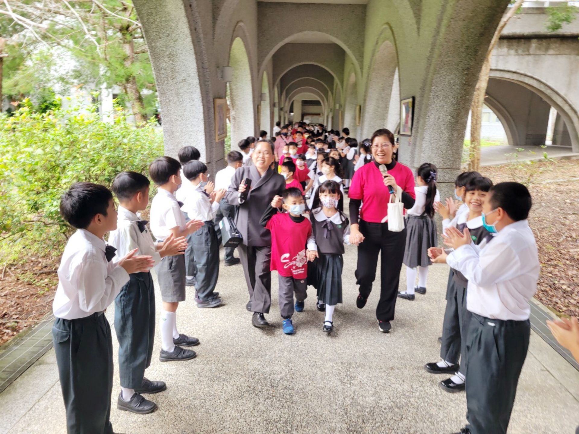 慈大附小排出長長隊伍歡迎松浦國小師生的回訪