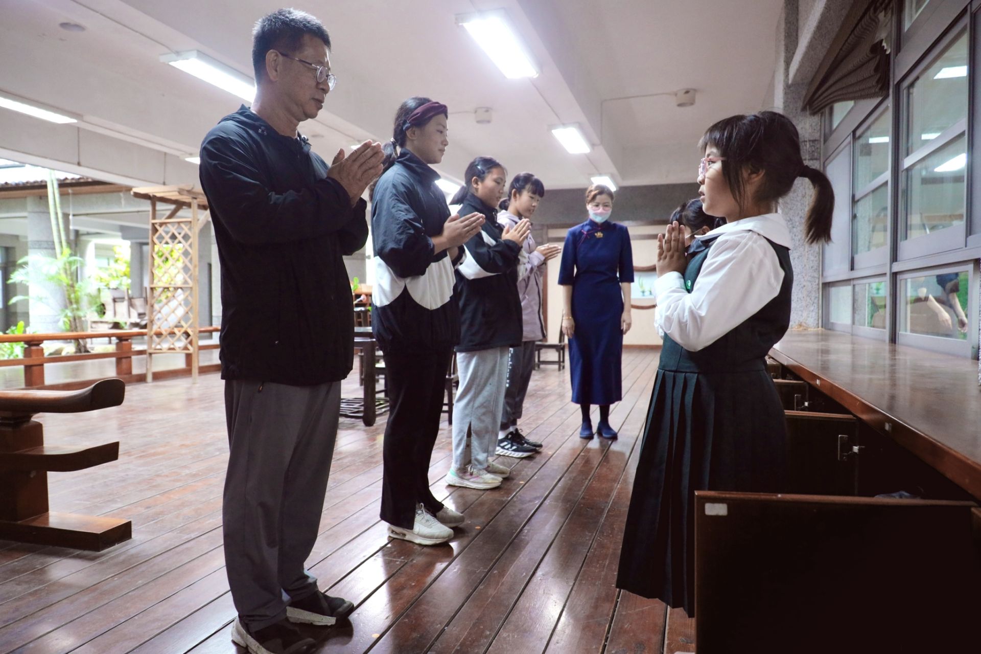 松浦國小師生體驗茶道課接受慈小學生的服務