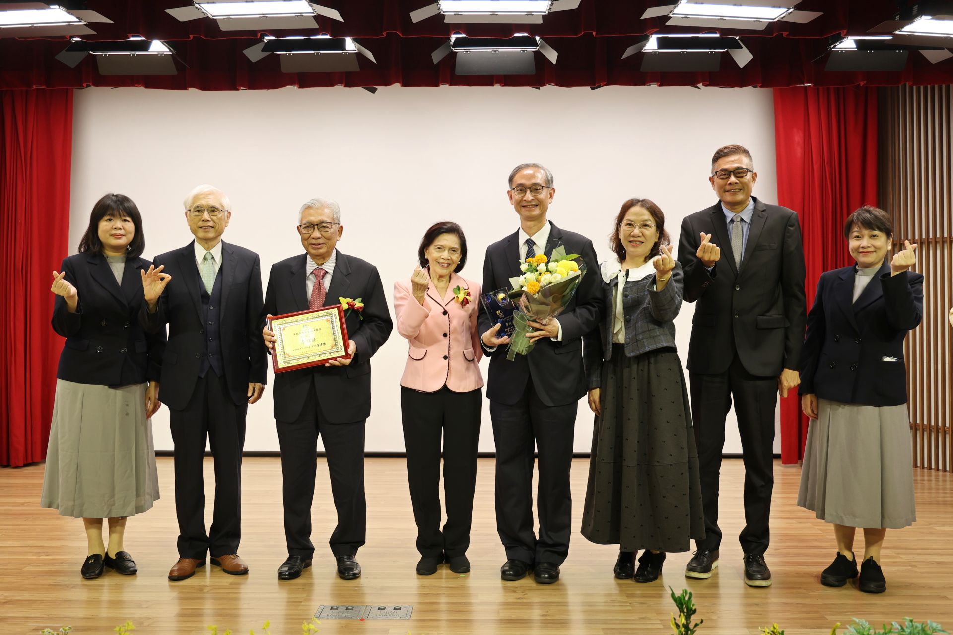 頒獎典禮這天，菲律賓衛生部前任部長Dr. Enrique Ona(左三)、妻子(左四)，與來自香港的古小妮(右三)與先生，特地出席頒獎典禮，為李啟誠主任(右四)送上祝福。