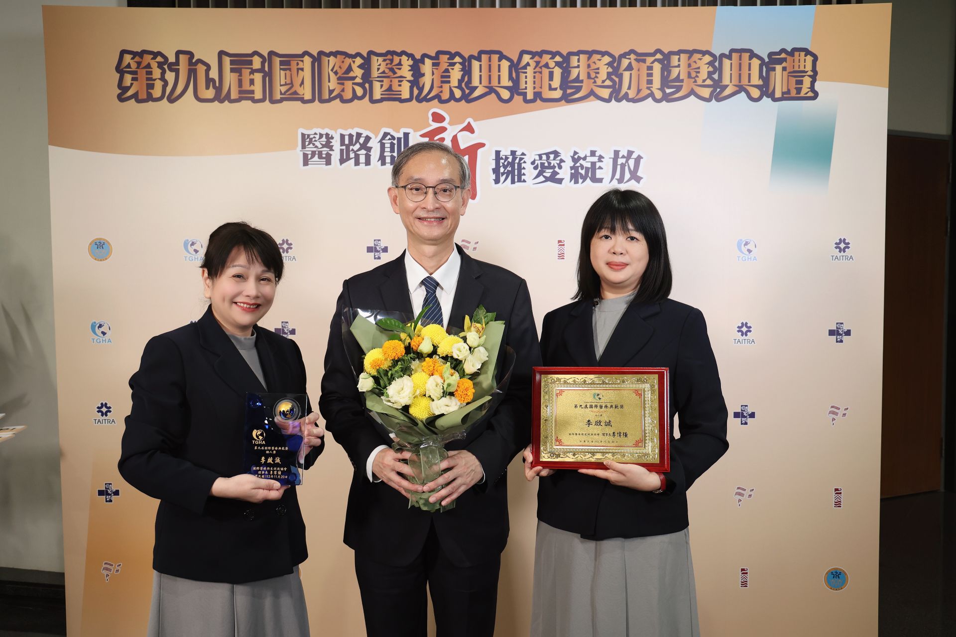 李啟誠主任(中)表示，他將持續帶領國際醫學中心同仁將慈濟大愛種子拓及海外，幫助有需要的民眾。