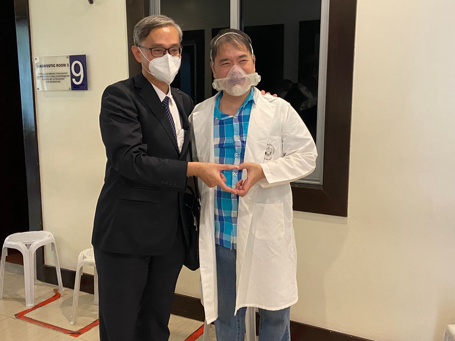 2017年，菲律賓籍的53歲眼科蔡醫師(右)被診斷出罹患血癌，來到花蓮慈院接受骨髓移植，在李啟誠主任與醫療團隊的治療下成功痊癒，並再次披上白袍，持續在行醫之路，守護更多在菲律賓的病患。