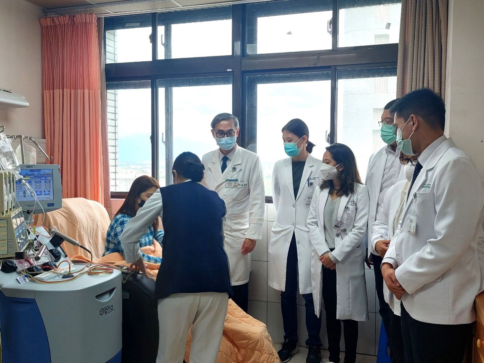 李啟誠主任(左三)帶領來自菲律賓、印尼等五位代訓醫師，學習收集造血幹細胞技術。