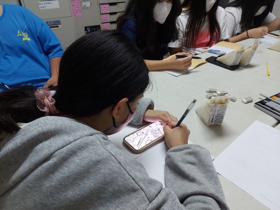 小敏參加展望會青少年生涯發展與培力活動，學習以畫圖方式表達自我情緒。