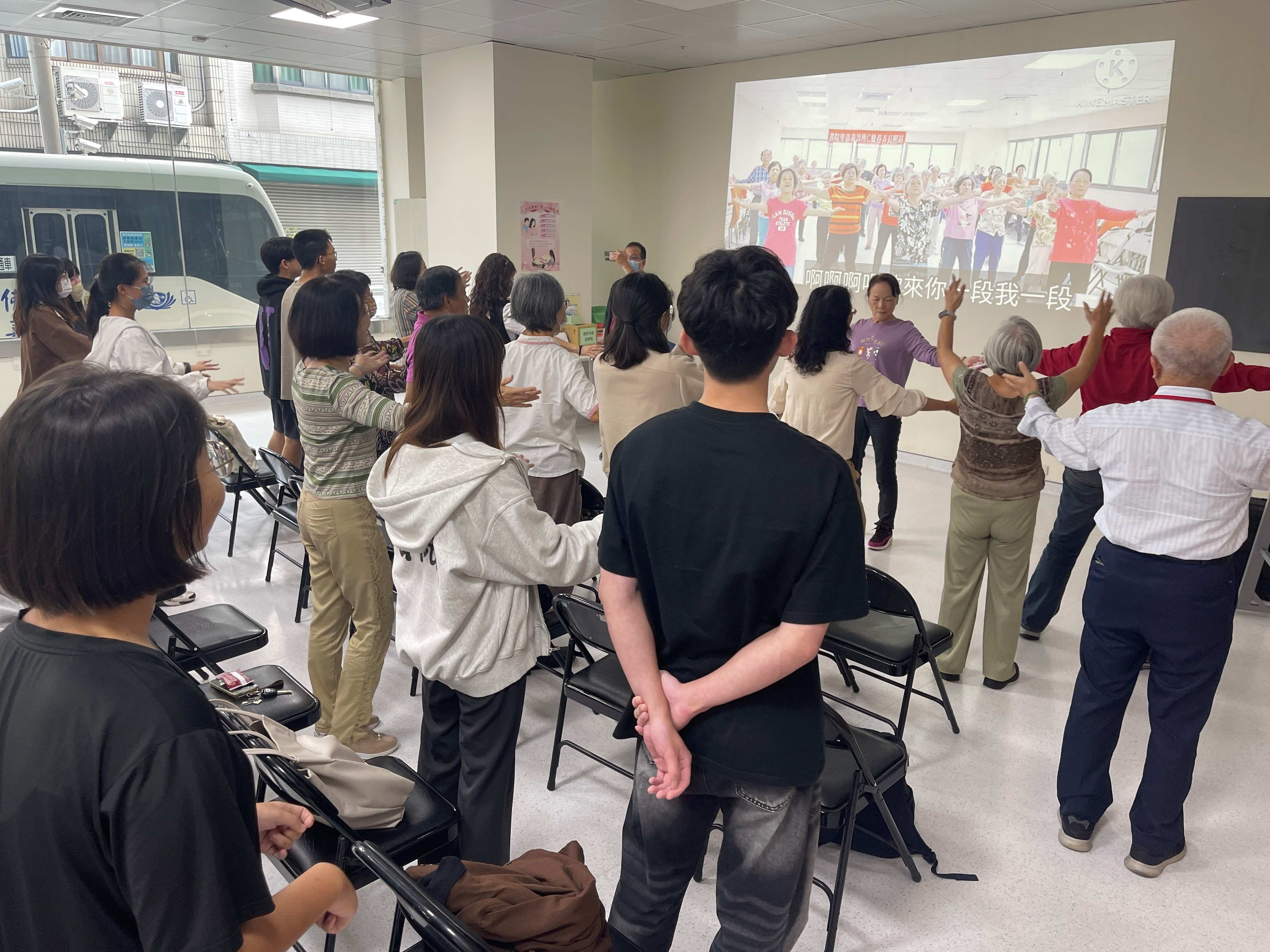 C級巷弄長照據點的長輩從平時課程中學到的運動，在這次活動中在台前帶動全體一起運動。