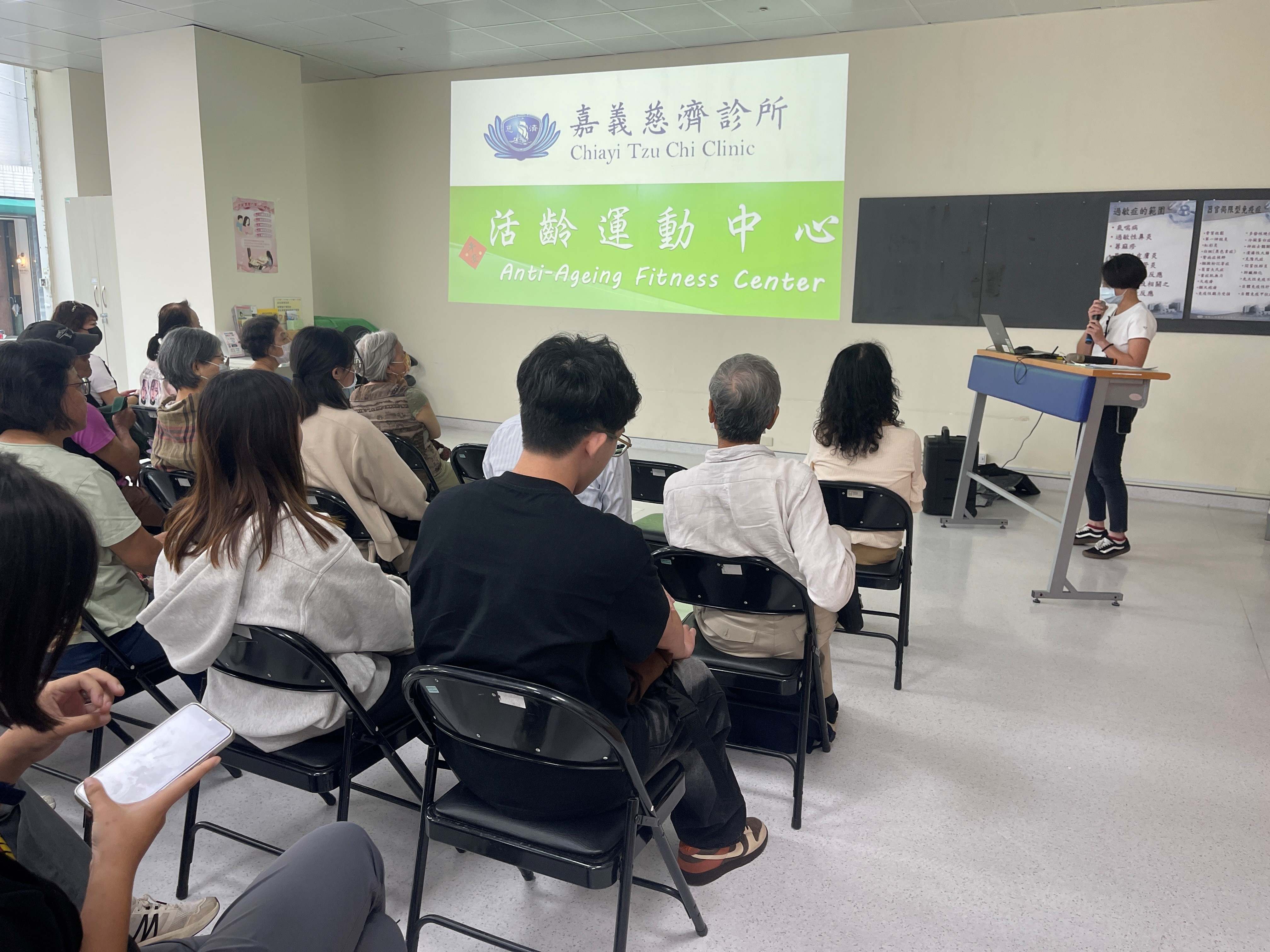 活齡運動中心的書記簡伶軒介紹了如何透過專業的運動課程促進長者健康