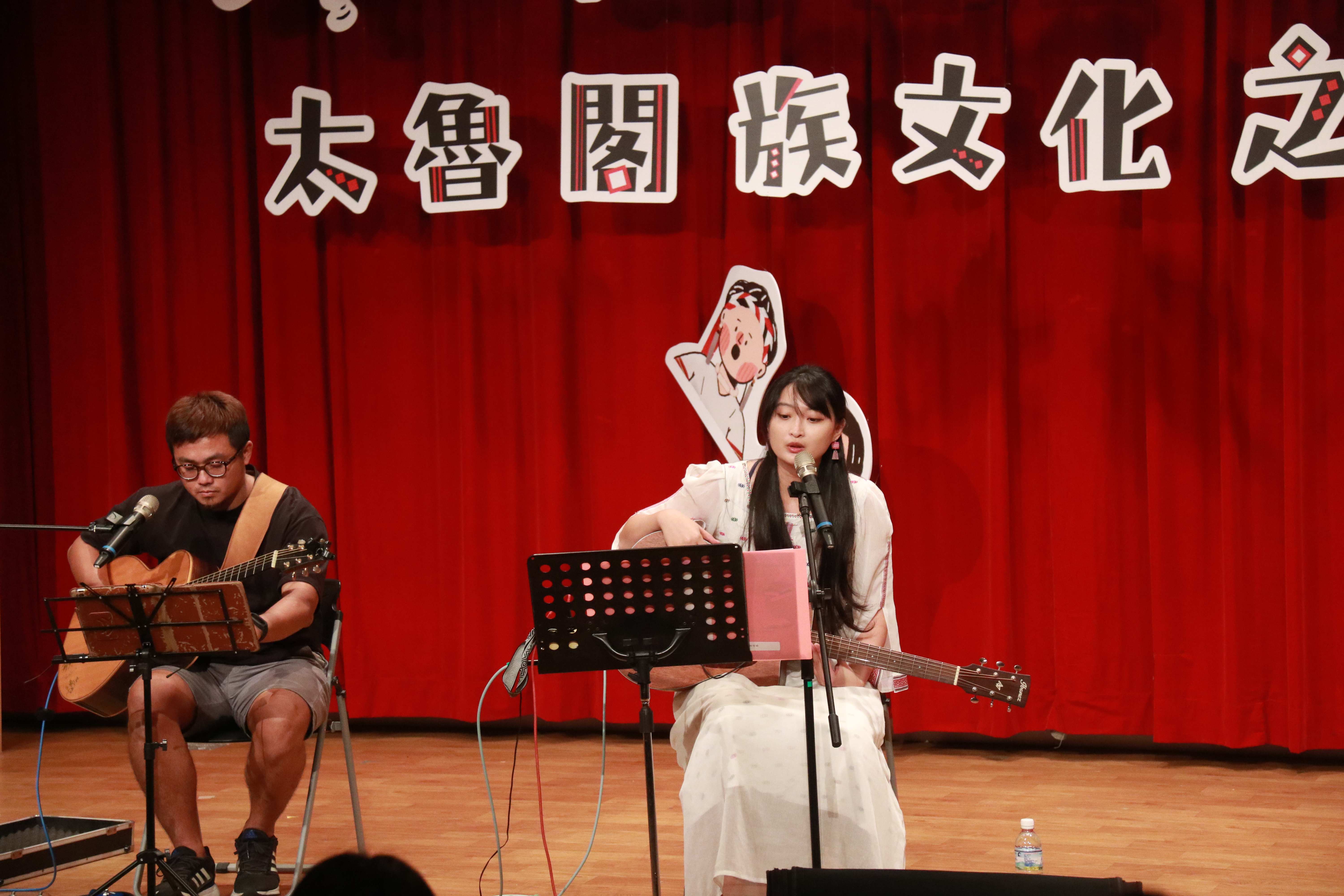 水源部落基地文化的柯哲瑜，帶來「太魯閣的孩子」、「懷念山上的故鄉」等