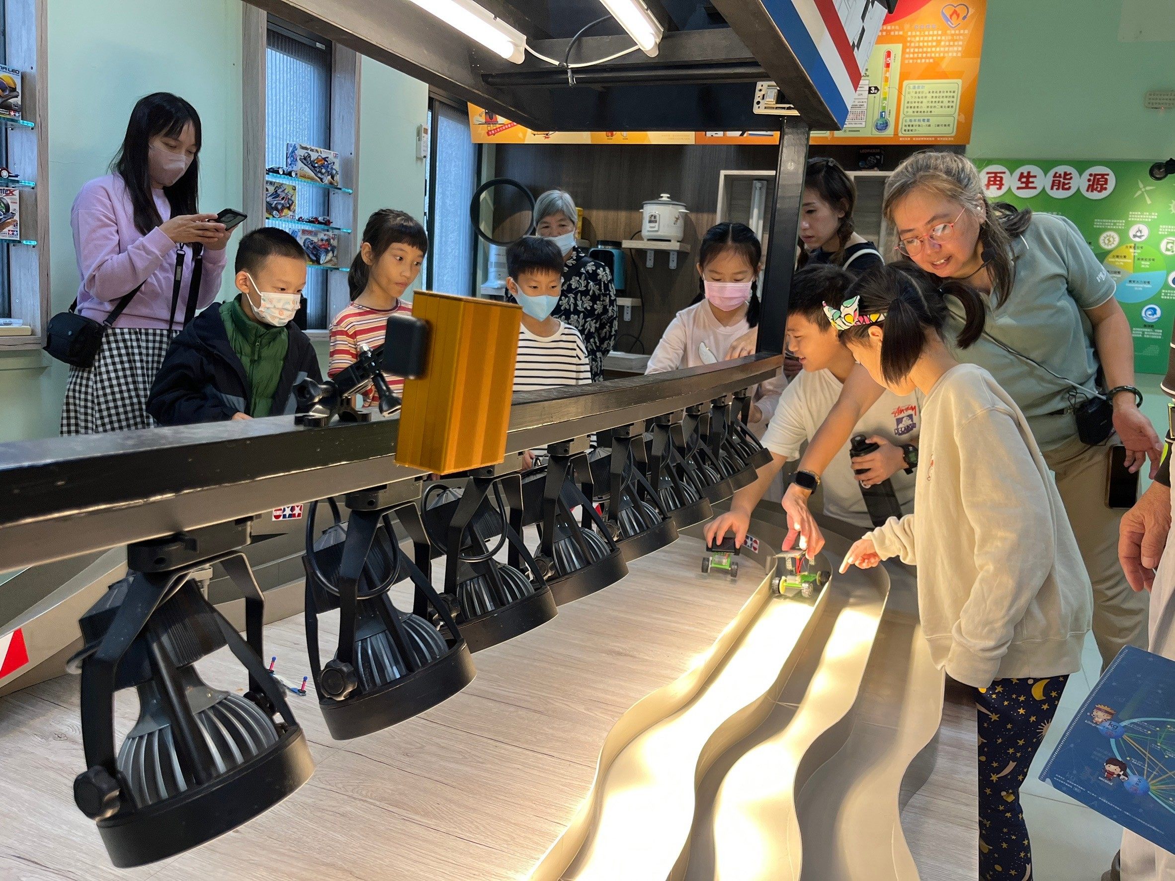 親子互動體驗太陽能轉換成電能