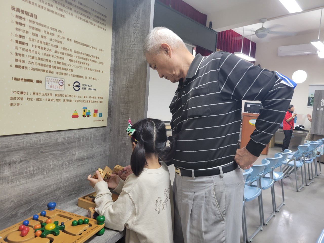 祖孫透過設計精巧的教具學習抽象的計量內容
