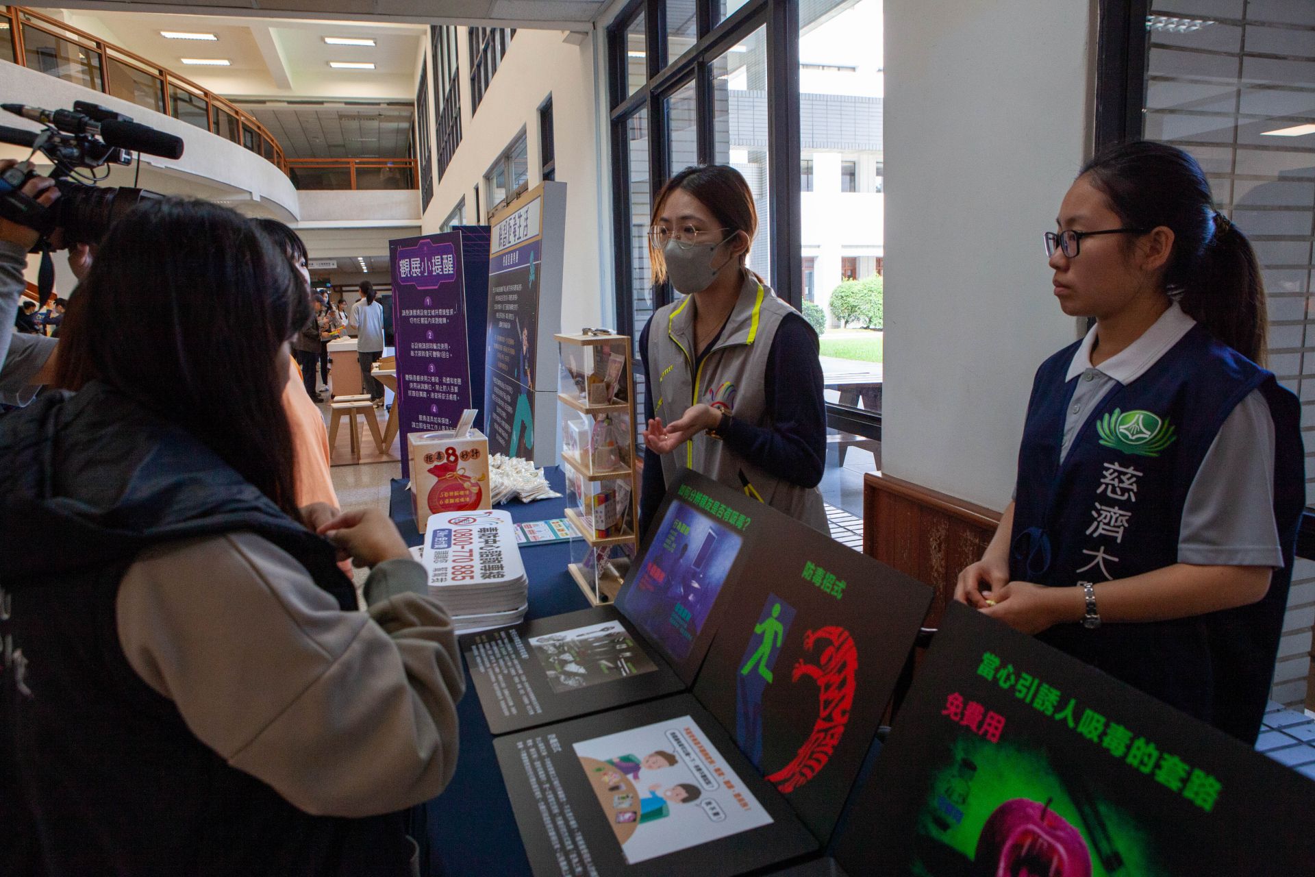 「機智拒毒生活－校園巡迴特展」，透過手機掃描QR CODE、播放影片或錄音，引導學生進入。