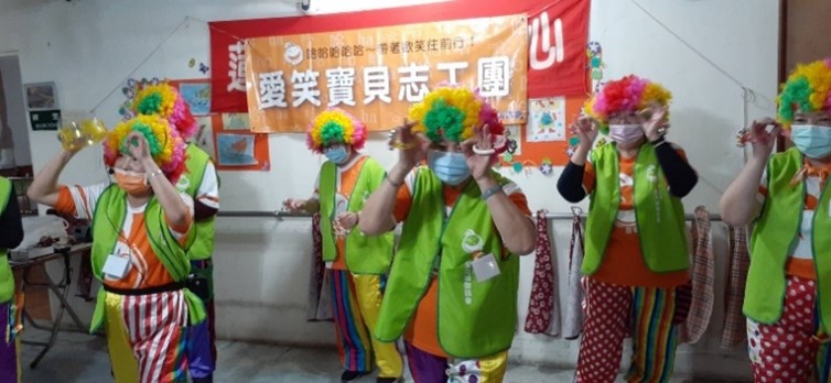 「愛笑寶貝志工團」發揮以老扶老精神，長輩們走出家門、身體力行服務其他長輩。