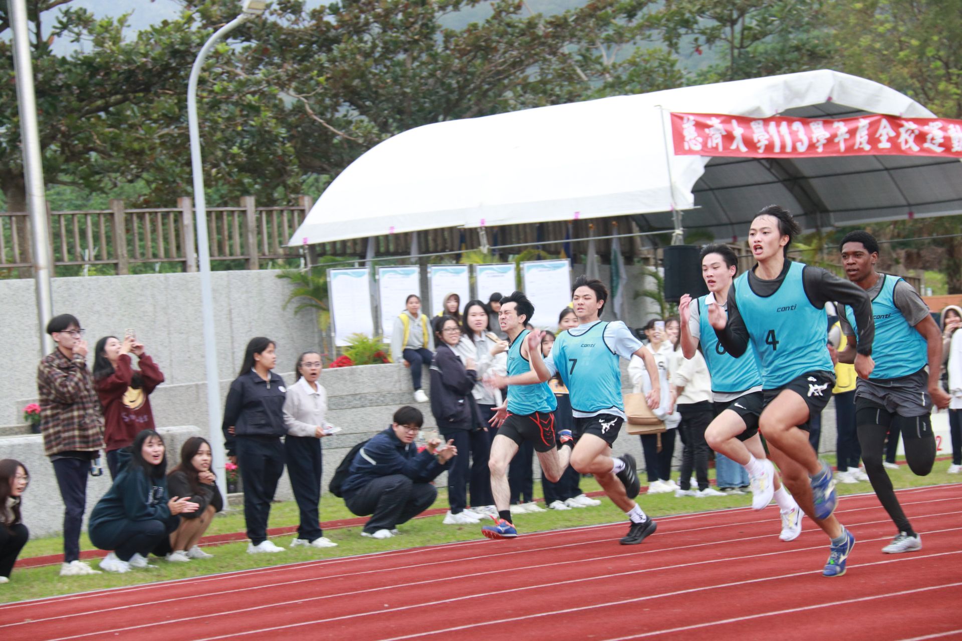 運動場上爭個輸贏