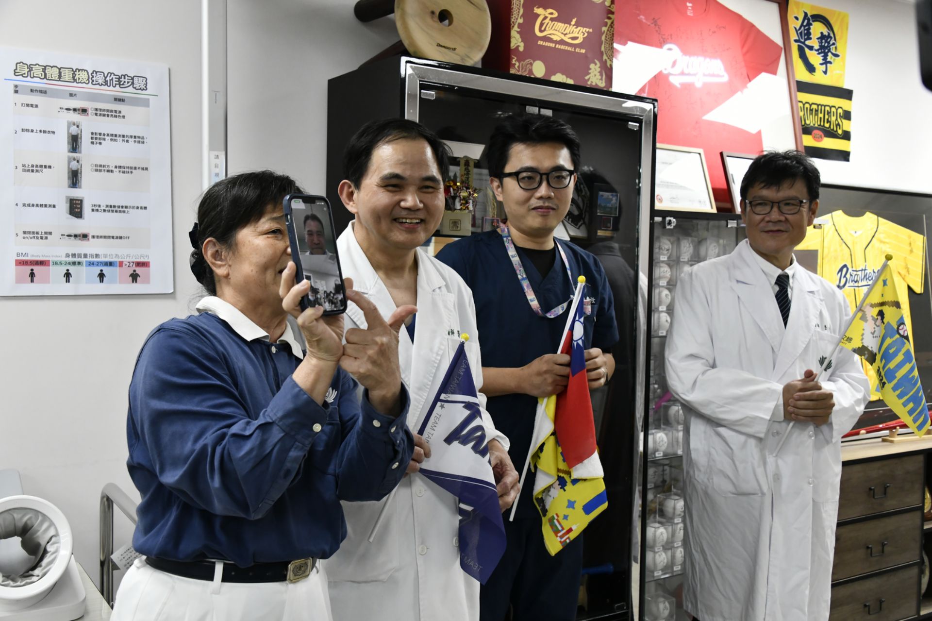 人在大埔醫療站的中醫部葉明憲主任透過視訊送來祝福