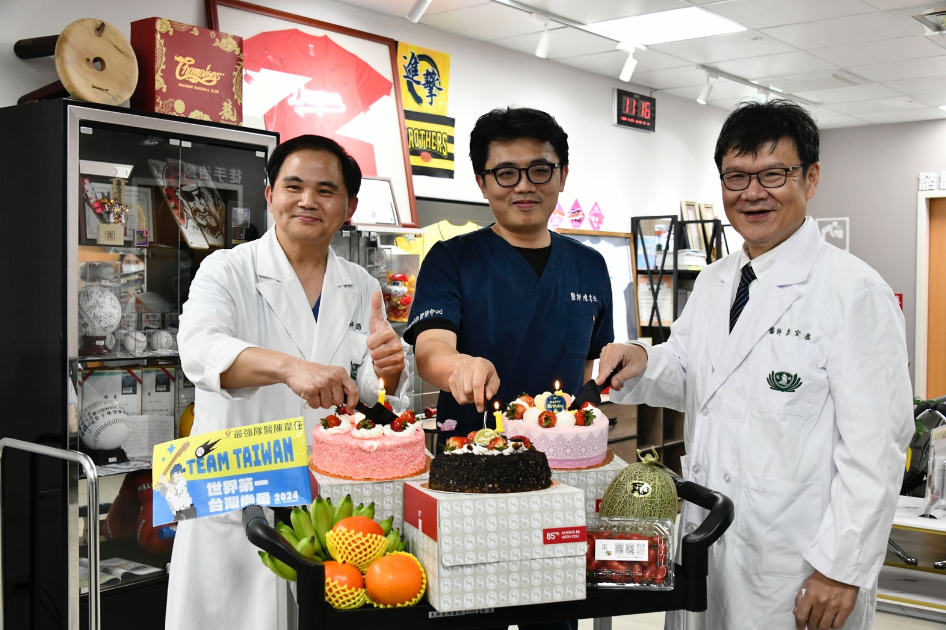 斗六慈濟簡瑞騰院長（左）、急診部主任李宜恭（右）與陳韋任醫師一起切蛋糕慶祝。