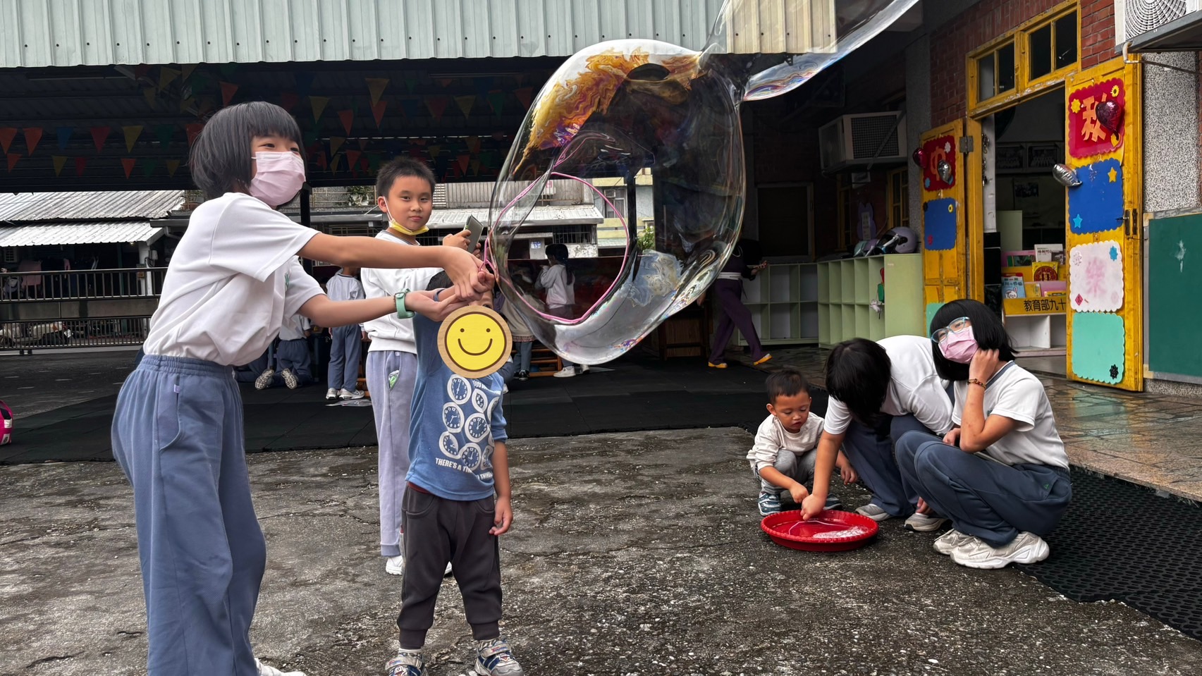 帶幼兒園喜朋友實際感受泡泡的神奇與魅力