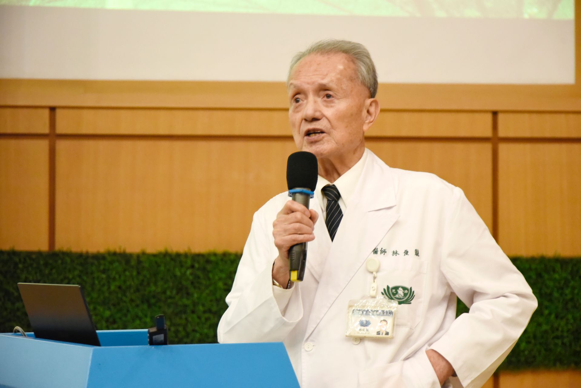 黃烜智督導則說明了日間照顧服務如何為失能或失智的長輩提供日常的支持