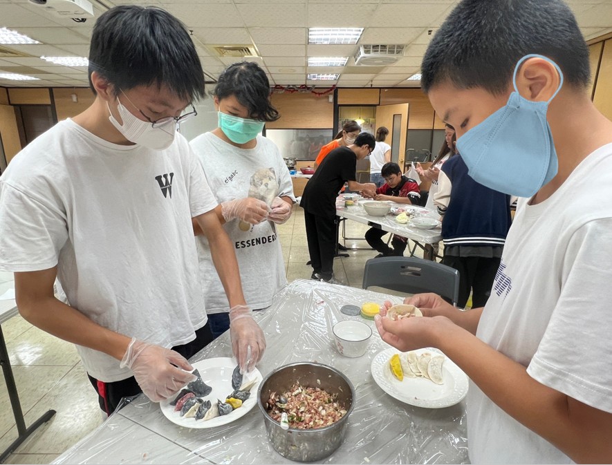 孩子親手完成家常料理。