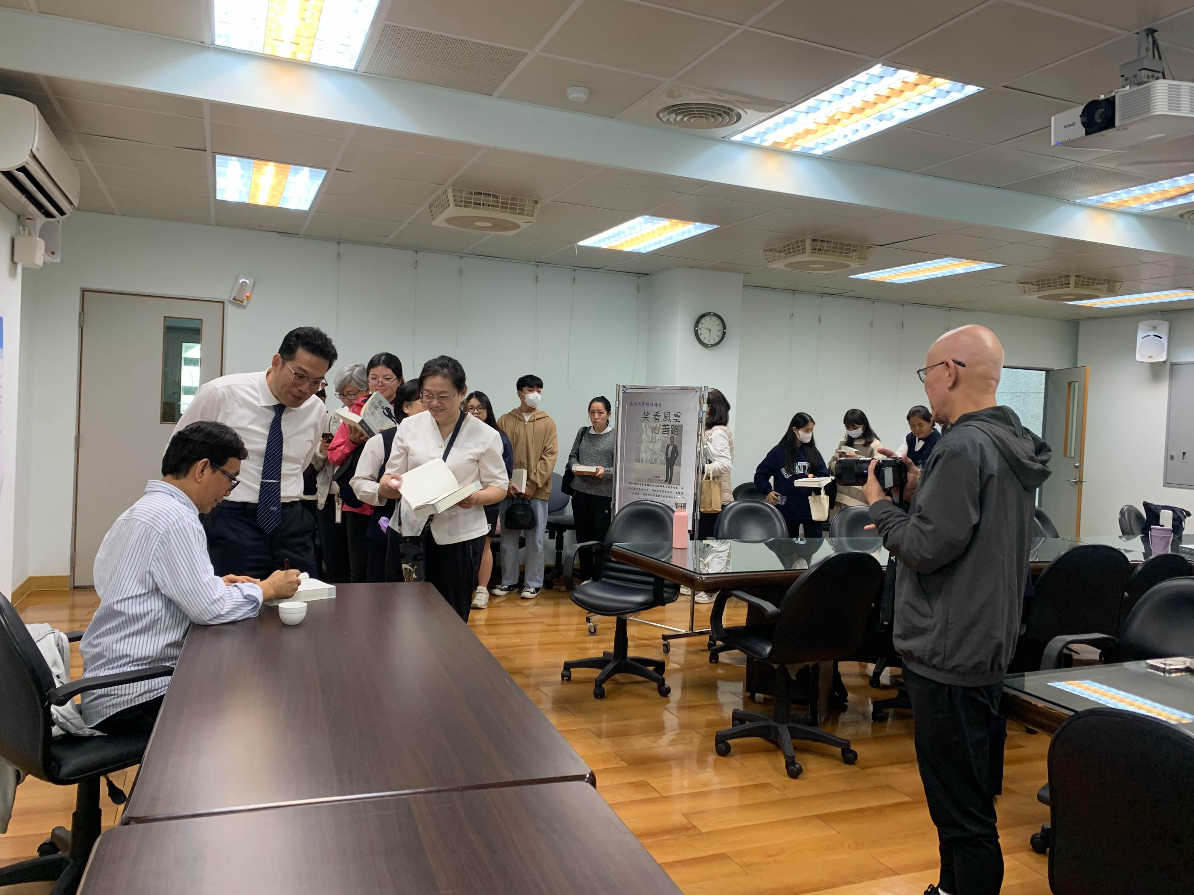 簽書會直接與聽眾互動
