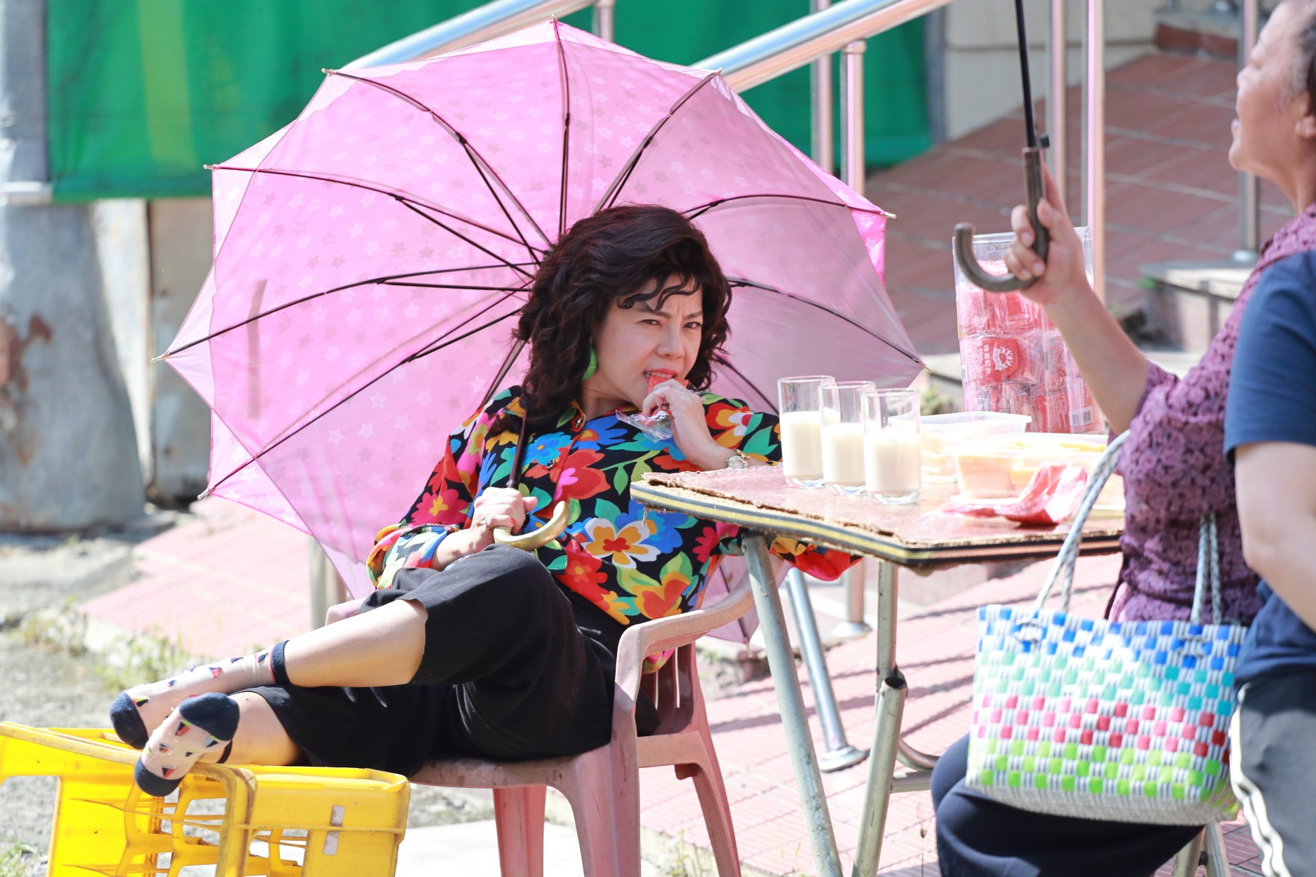錦雯飾演「趙梅色」為了要做優酪乳,就在店門外將牛奶擱在太陽底下曝曬