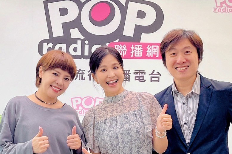 錦雯與製作人余政憲到POP radio宣傳大愛劇《在光裏的人》。主持人吳宜霈(中)