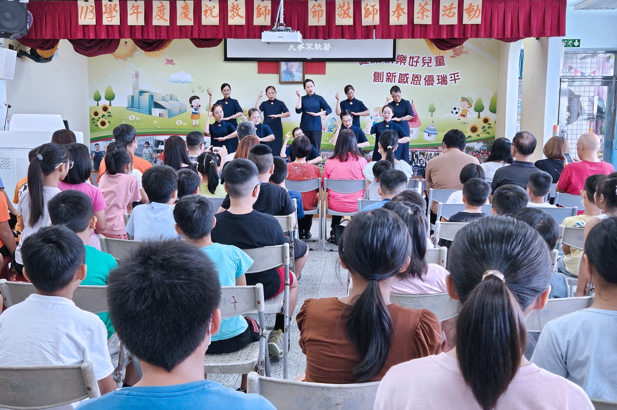 新北市林口區瑞平國民小學舉辦敬師奉茶活動，慈濟志工傳遞品格教育。