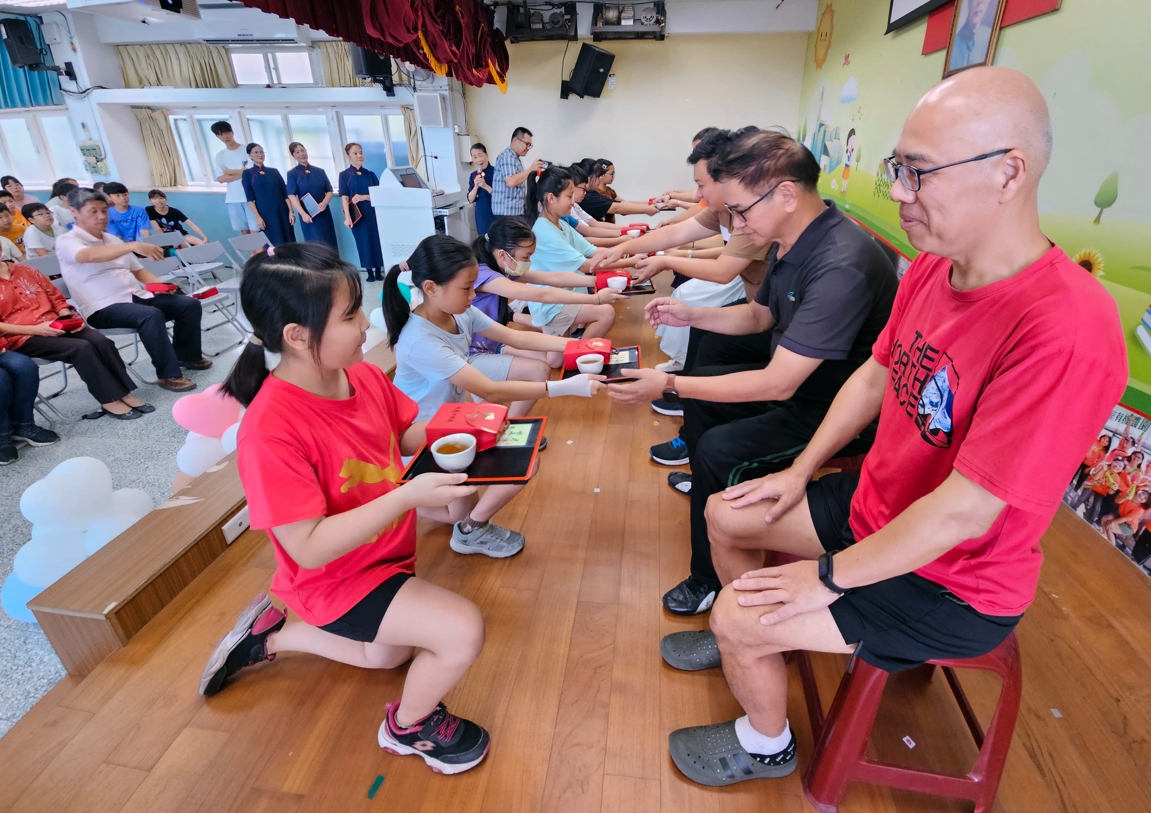 瑞平國小校長范瑞瑩邀約林口區慈濟志工舉辦「敬師奉茶活動」，讓學生透過奉茶儀式，了解教師節意義和表達對老師的感謝和敬意。