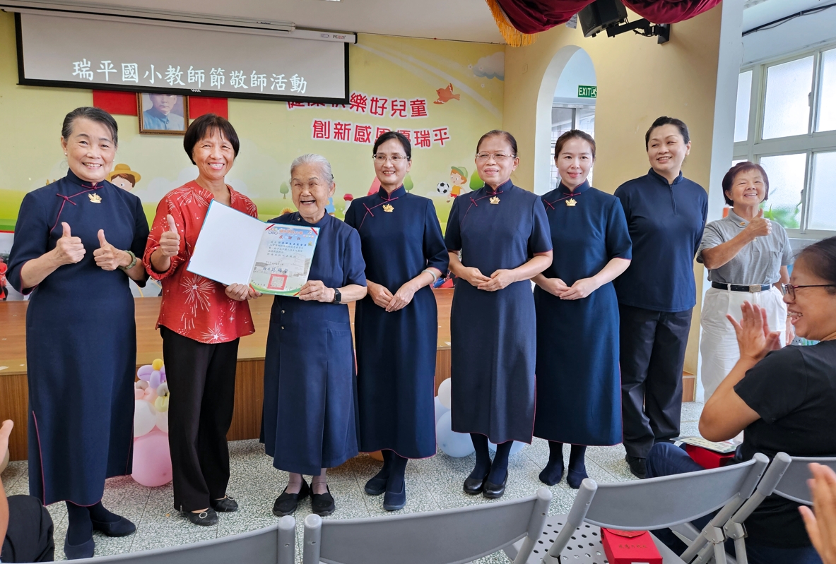 瑞平小學范瑞瑩校長歡喜感恩慈濟人來學校帶動孩子們舉辦「敬師奉茶」活動，並且勉勵孩子們學習慈濟志工為人服務、實踐「利他」的精神。