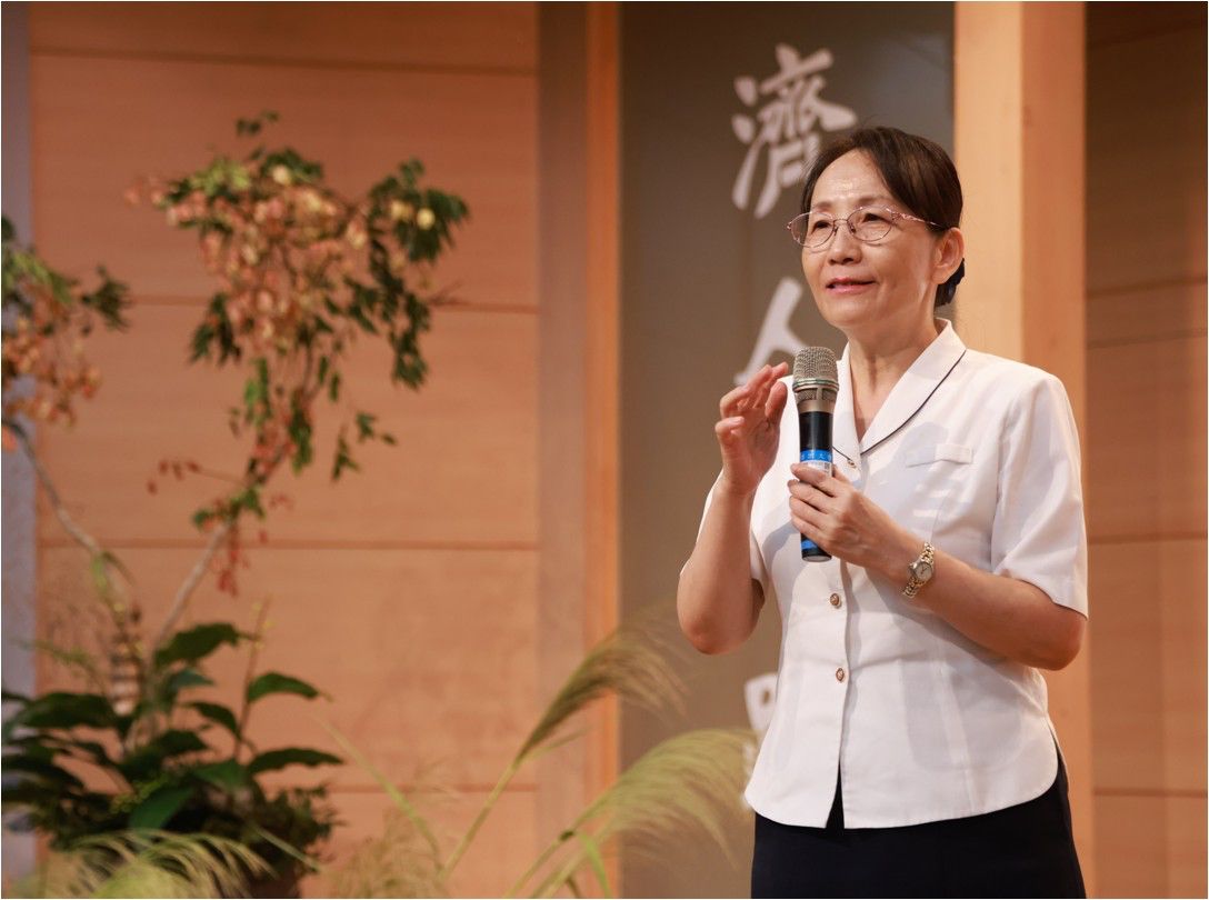 慈濟大學何縕琪副校長說：茶道的精神與態度能夠傳遞在這一杯茶中；無形當中也是一種身教，以身行法，是一個很好的一種接引
