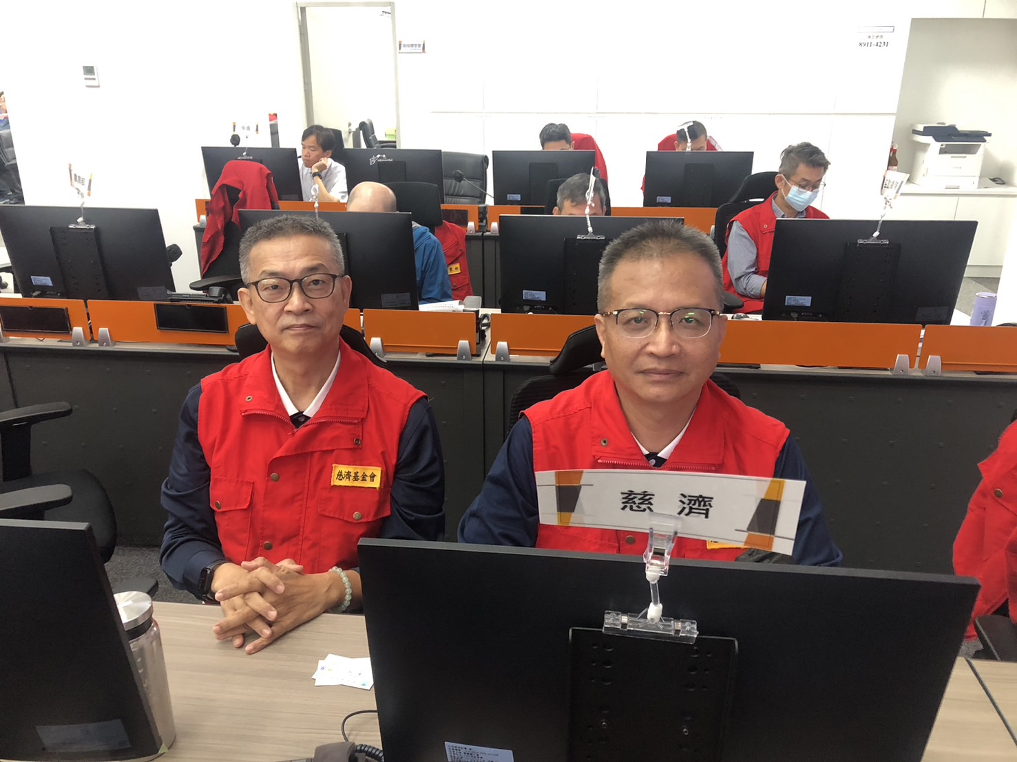 「中央災害應變中心」於2024年10月3日將慈濟列入工作會議報告單位。圖為慈濟出席代表李鼎南師兄(左)、張益城師兄(右)。