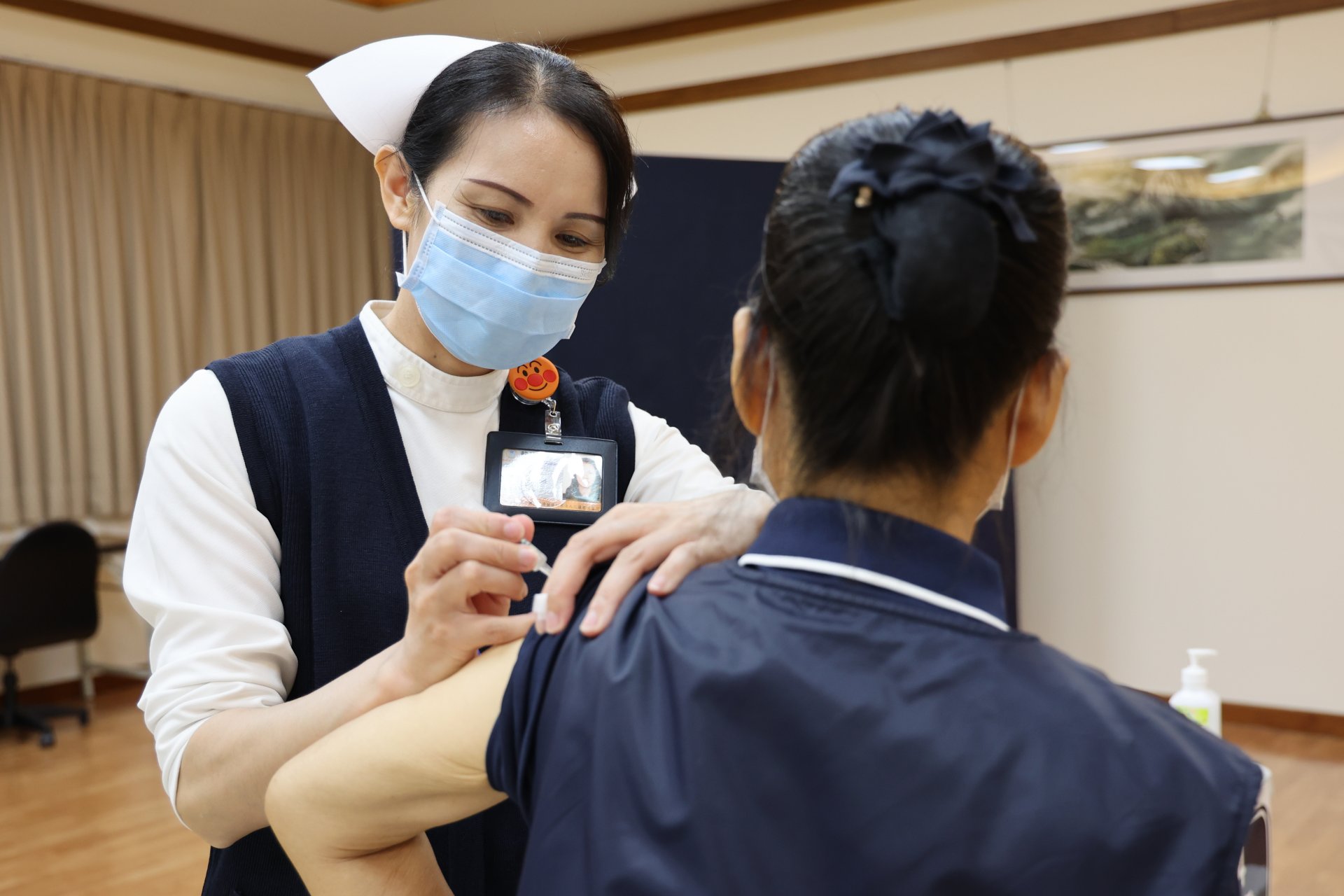 施打疫苗第一天，醫事室團隊多條動線受理長者報到，現場一共有4位醫師為長者進行評估、6位護理師同時施打，縮短長者等候時間。