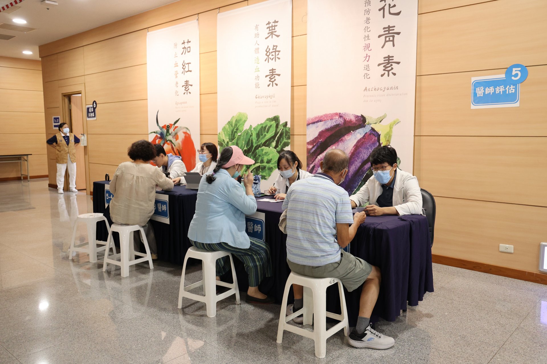 施打疫苗第一天，醫事室團隊多條動線受理長者報到，現場一共有4位醫師為長者進行評估、6位護理師同時施打，縮短長者等候時間。