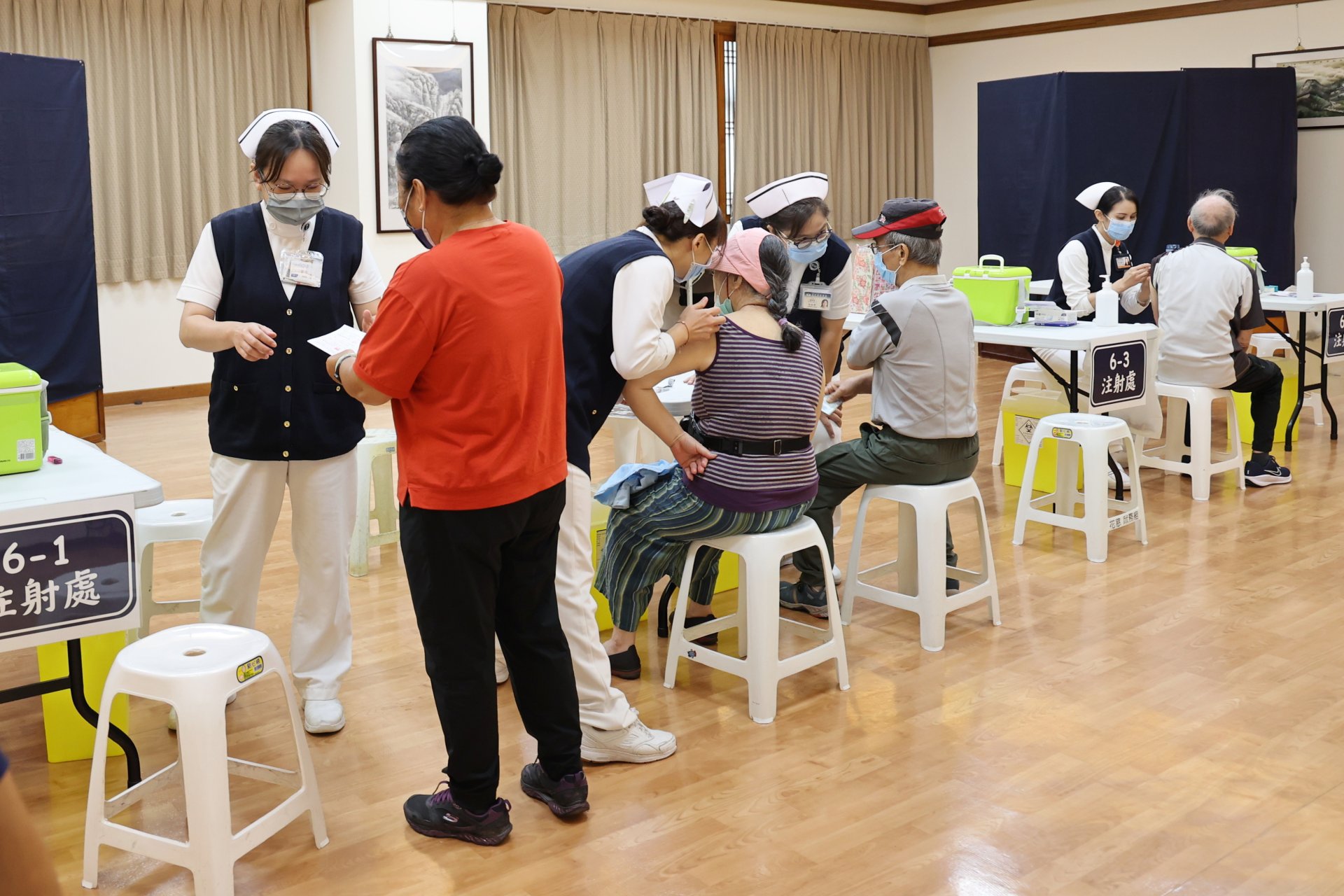 施打疫苗第一天，醫事室團隊多條動線受理長者報到，現場一共有4位醫師為長者進行評估、6位護理師同時施打，縮短長者等候時間。
