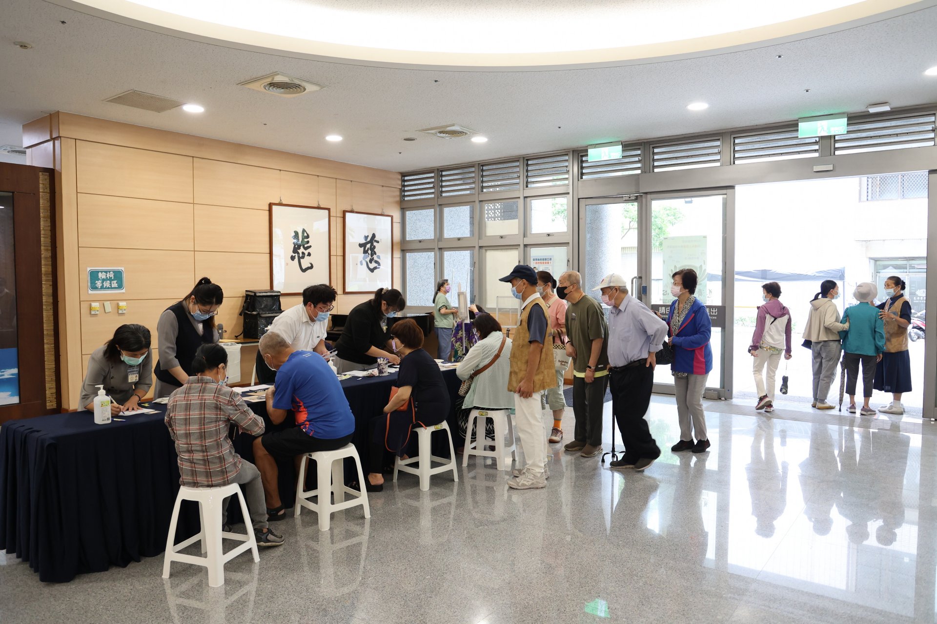 施打疫苗第一天，醫事室團隊多條動線受理長者報到，現場一共有4位醫師為長者進行評估、6位護理師同時施打，縮短長者等候時間。